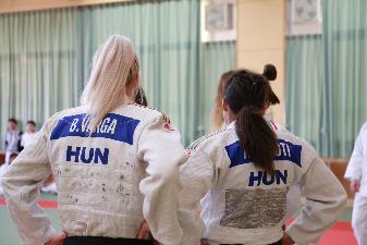 柔道場で中学生の練習風景を見学するハンガリーの柔道選手