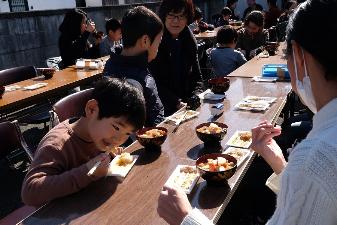 つきたての餅を食べる子どもたちの写真