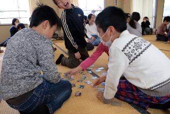 カルタで盛り上がる子どもたちの写真