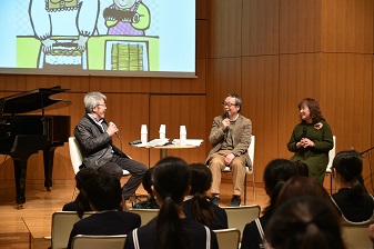 座談会で楽しそうに話す野村さん、佐藤恭一さん、有砂順子さんの写真