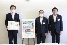 第一カッター興業社長と公営企業管理者、市長の集合写真