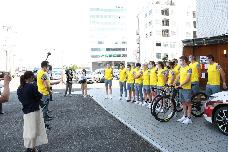 滞在するホテル前に並ぶベルギー選手団と市の関係者