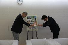 第一テクノ代表に感謝状を渡す市長