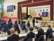 明桜中の開講式でステージ前に立つ市長の写真
