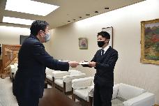 地域おこし協力隊に委嘱状を渡す市長の写真