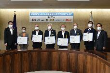 バス事業者6社と商工会議所会頭、市長らの記念写真