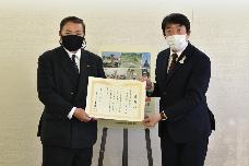 感謝状を持つ小田原緑化開発代表と市長