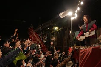 節分祭でお菓子を撒く町民