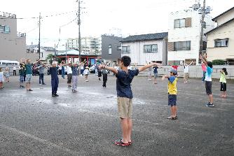 ラジオ体操には多くの町民が参加