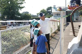 るなぱあくの歴史を聞く子どもたち