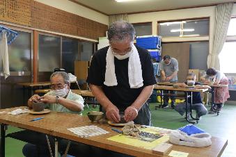 陶芸作品を作成する粕川町新屋の住民
