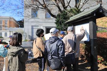 前橋城跡地で説明を受けるワカモノ記者