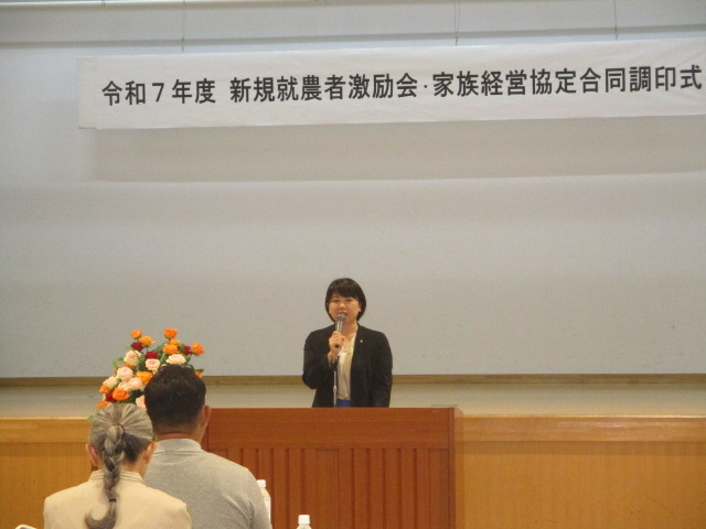 壇上であいさつする小川市長