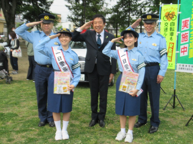 一日署長の二人と警察署の職員と一緒に写真を撮る前橋市長・山本龍