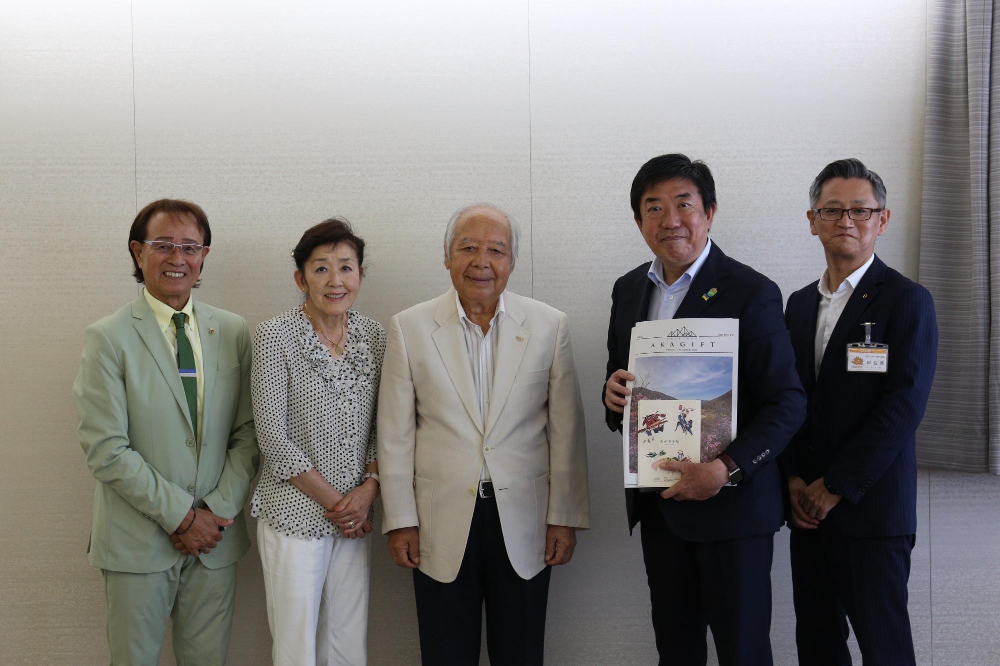 左から徳永詢さん、猪谷さんの妻、猪谷千春さん、山本市長、阿佐美文化スポーツ観光部長