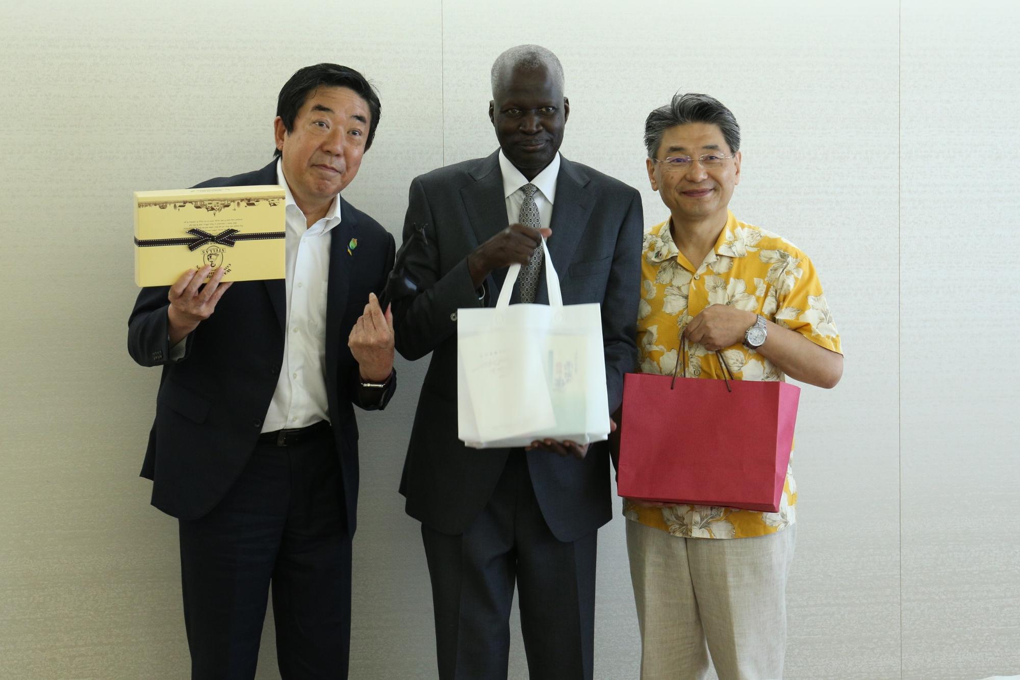 記念品を手に集合写真を撮る山本市長及び南スーダン共和国両大使
