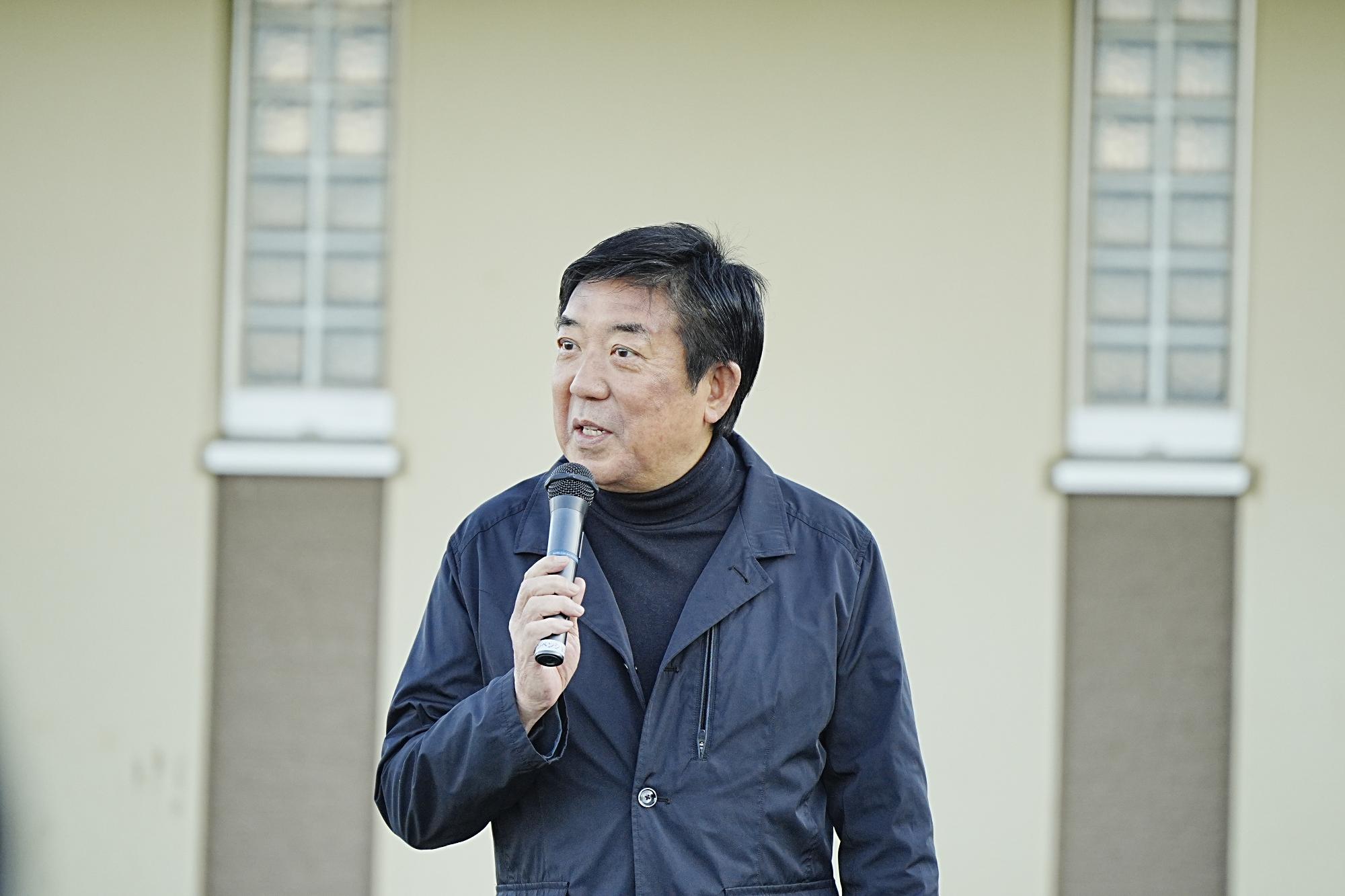 あいさつする山本市長