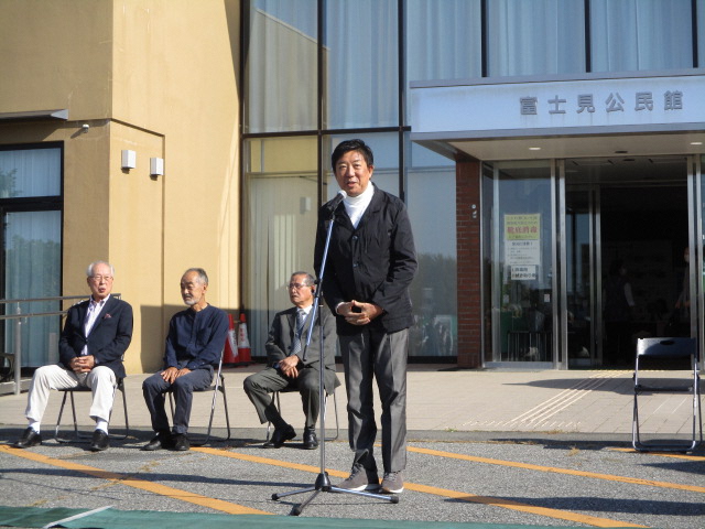 あいさつする山本市長