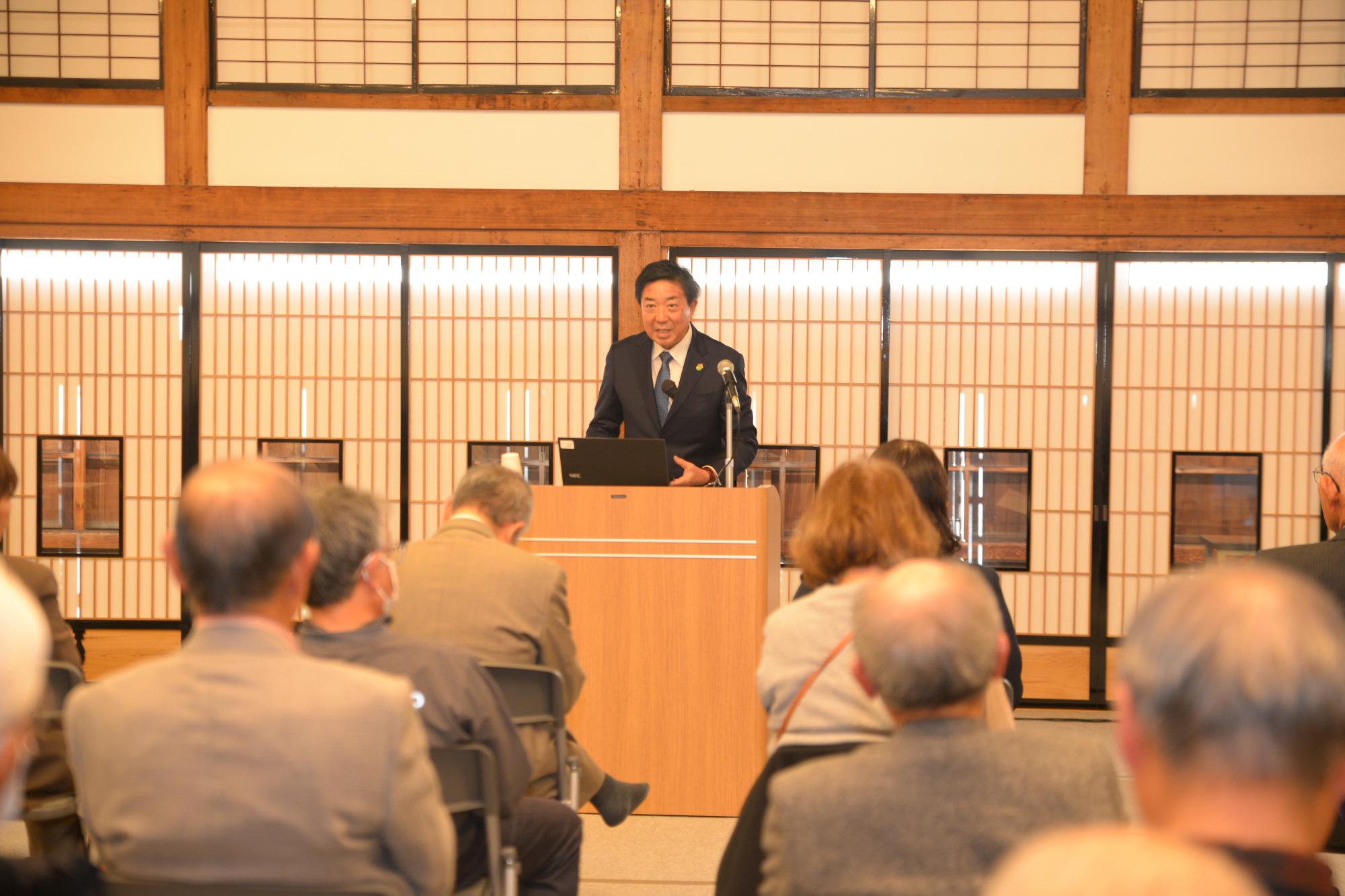 臨江閣で説明する山本市長