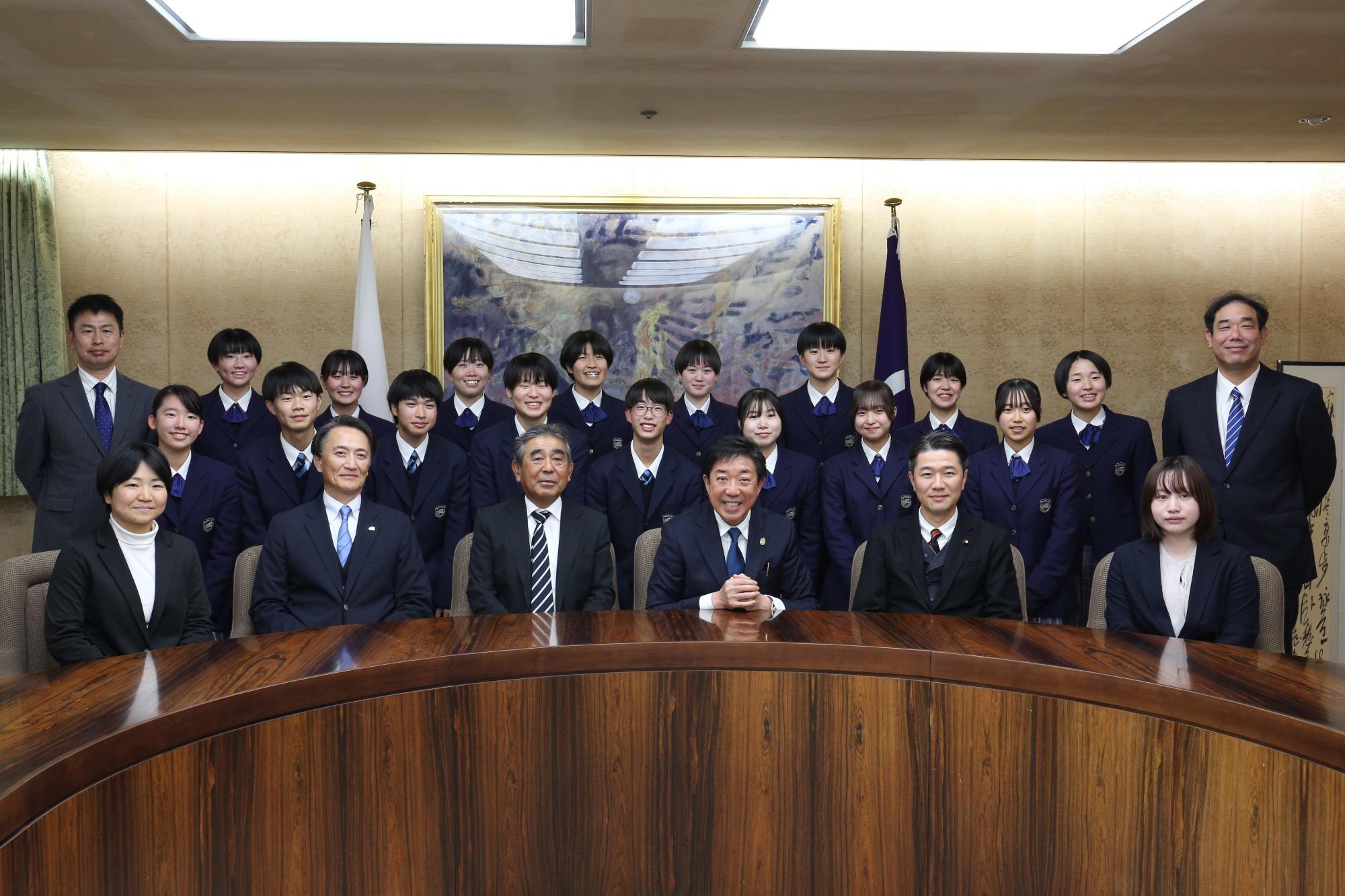 高校生らと記念撮影する山本市長