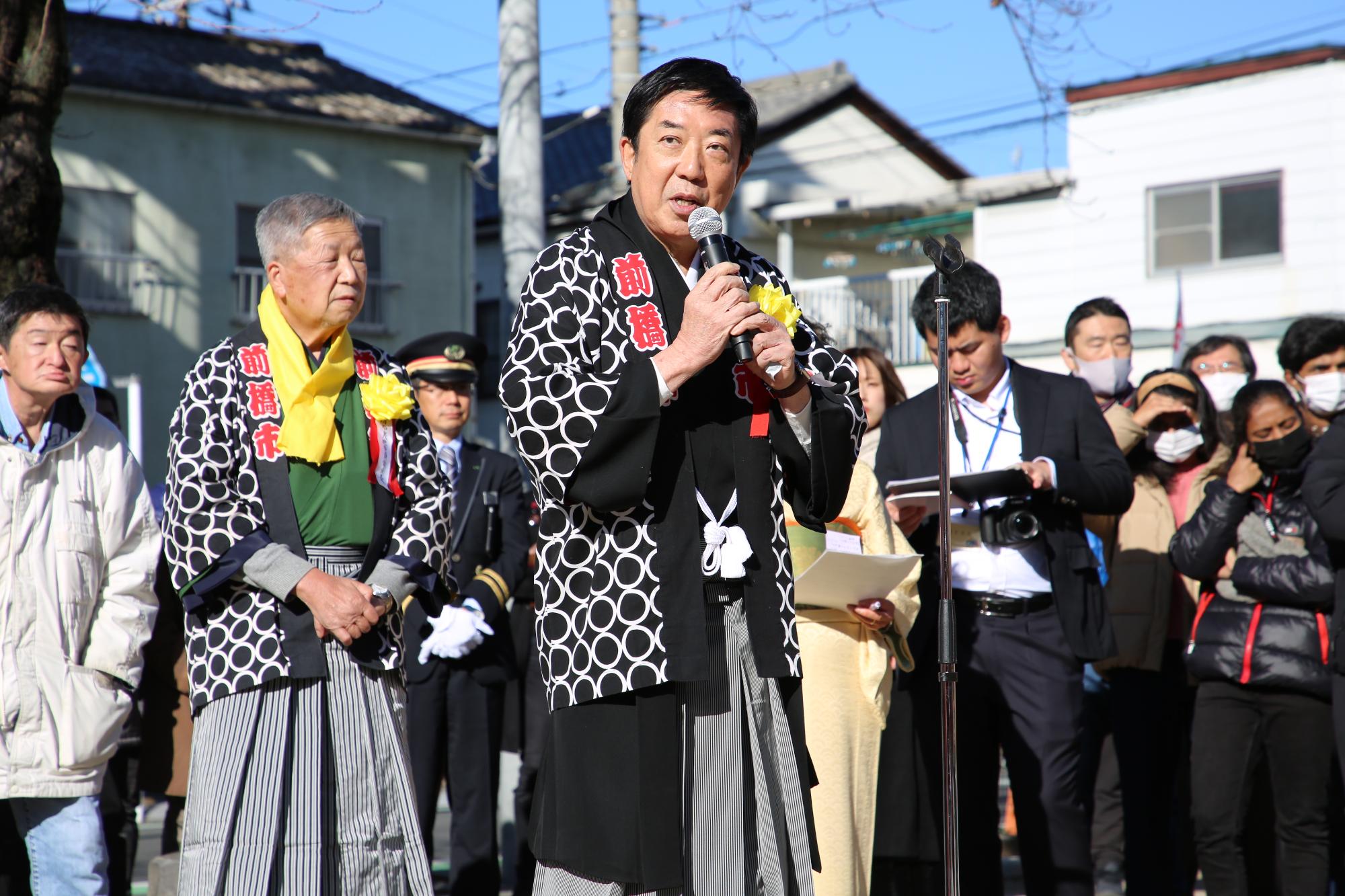 法被を着てあいさつする山本市長