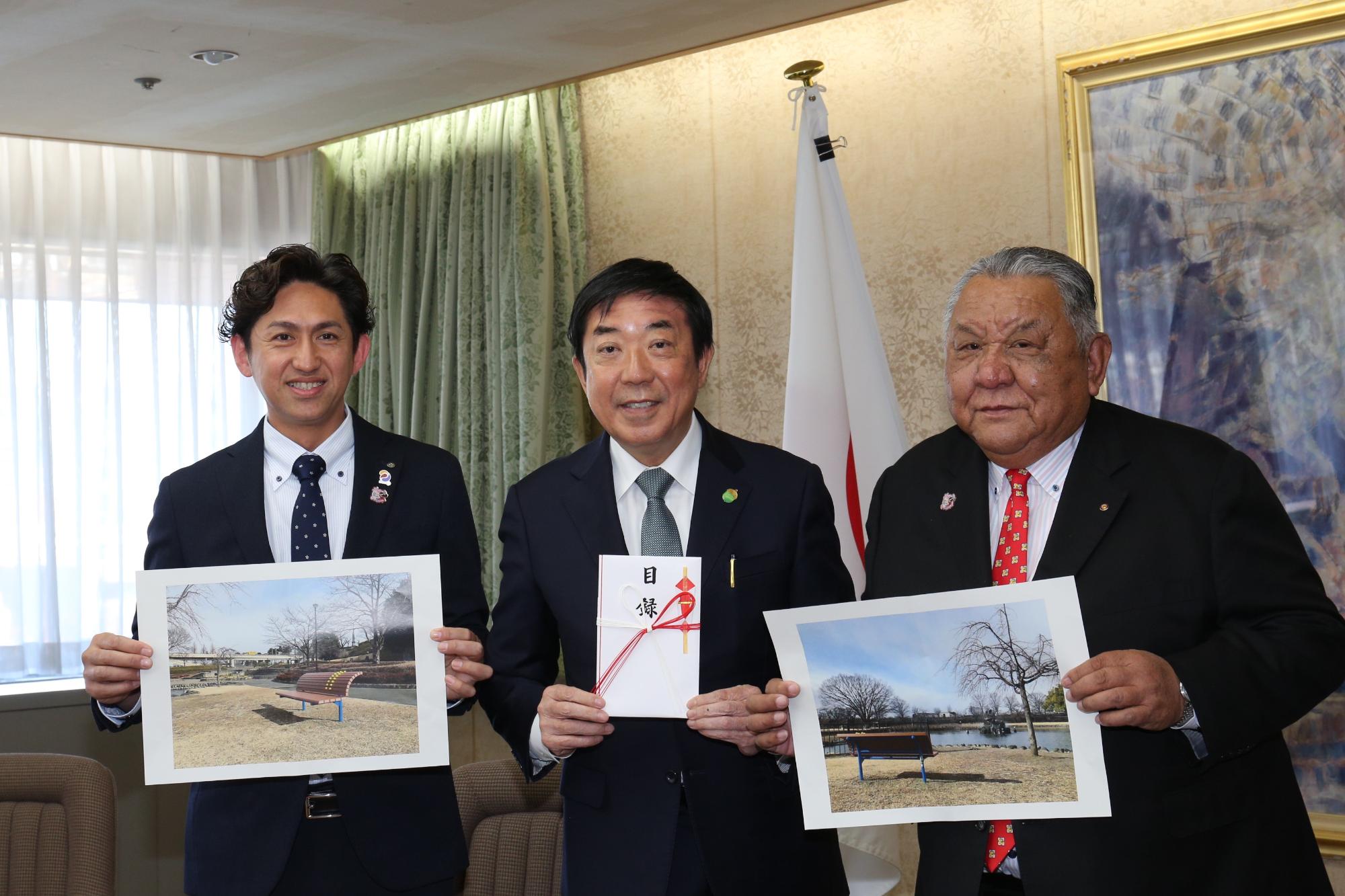 南ロータリークラブの関係者と記念写真に写る山本市長