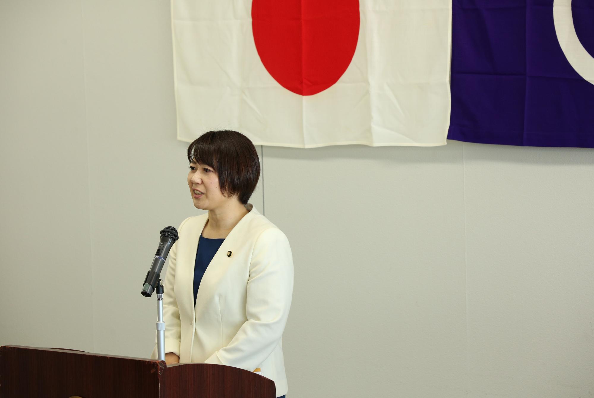 登壇し訓示を述べる小川市長