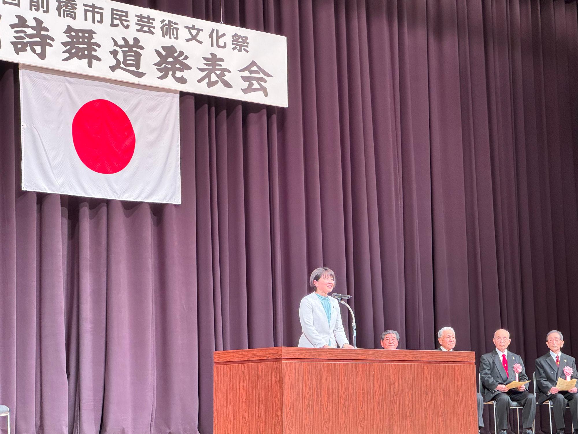 壇上であいさつする小川市長