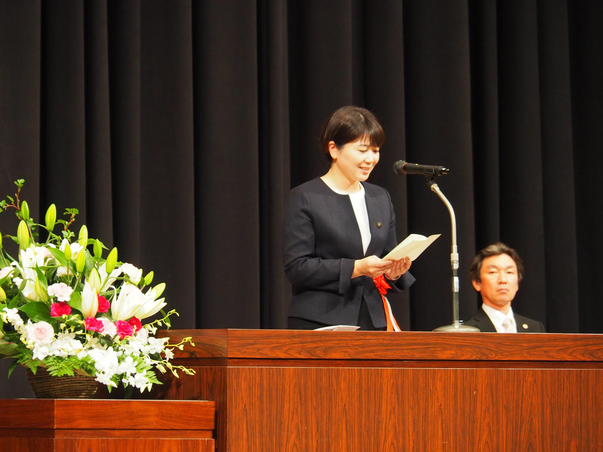 壇上であいさつする小川市長