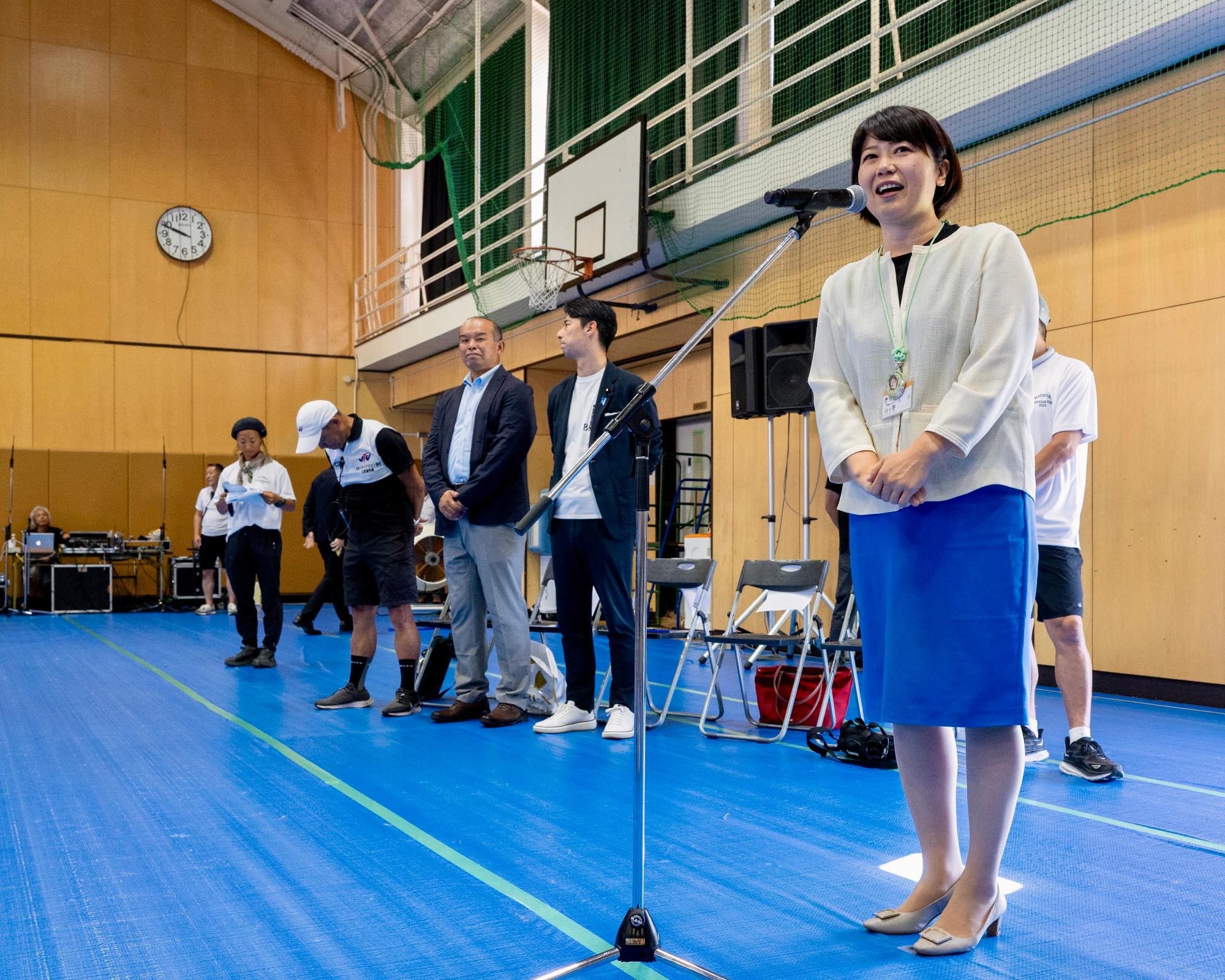 体育館で参加者を前に挨拶する市長