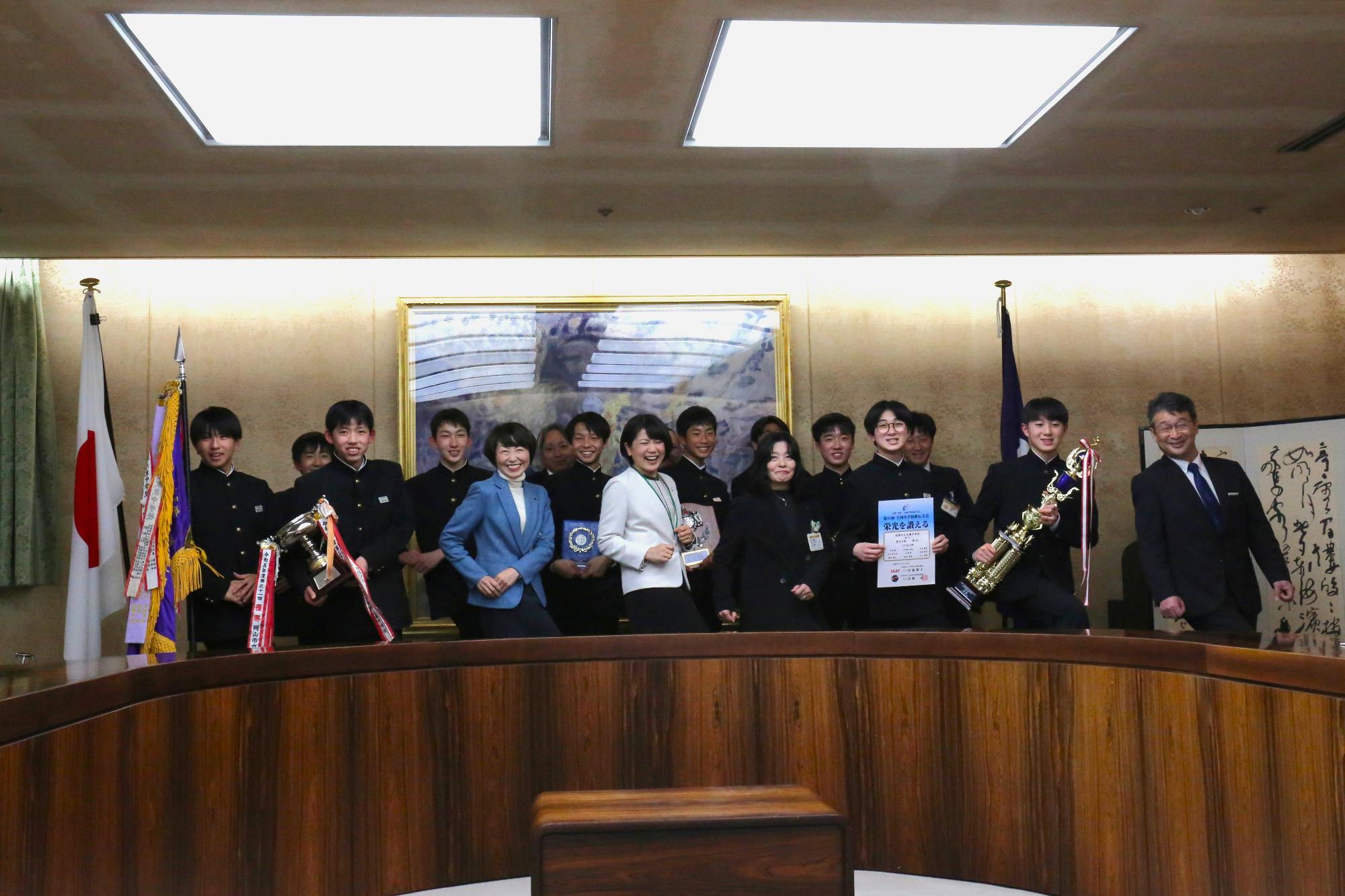 木瀬中陸上部部員や関係者と記念撮影