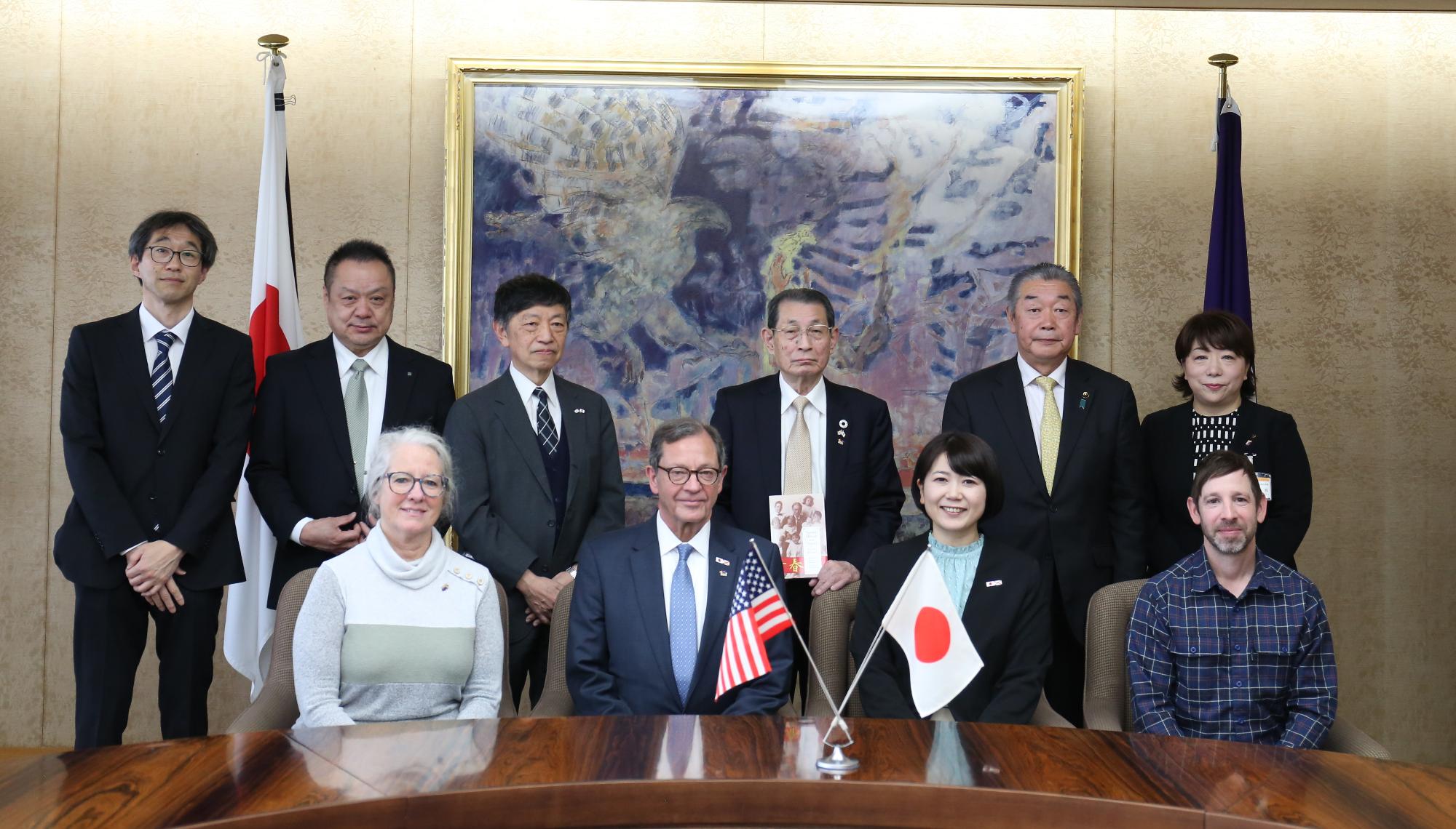 在バーミングハム日本国名誉領事ご夫妻とサムエル・ウルマンご子孫らによる記念撮影