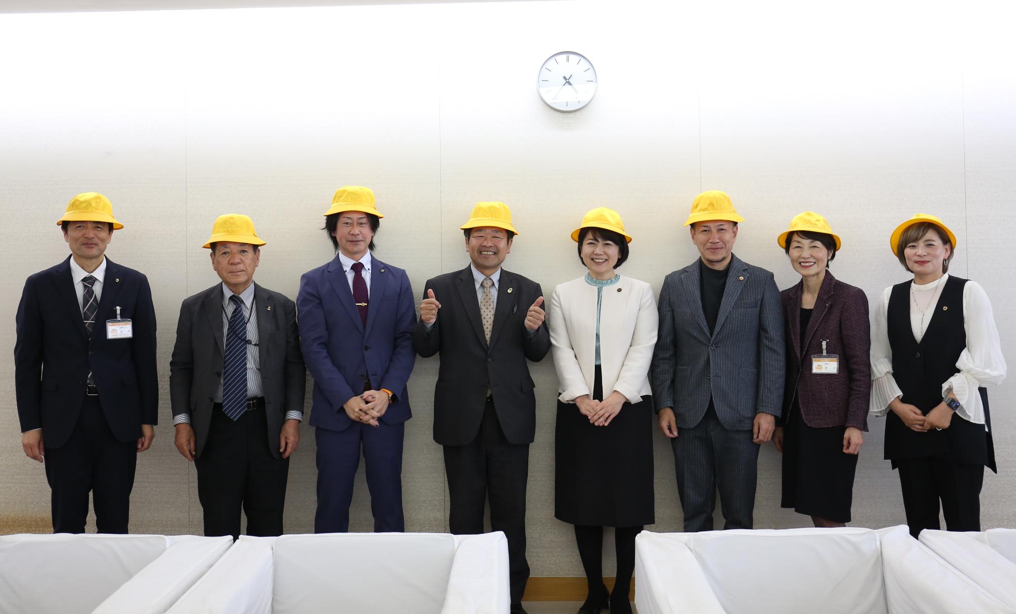 市内5ライオンズクラブ会員と小川市長