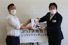 目録を手渡す競輪選手と山本市長の写真