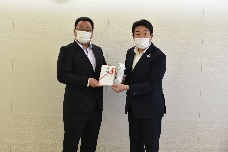 株式会社川蝉から寄付された次亜塩素酸水を受け取る市長の写真