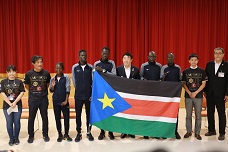 南スーダン選手団の今後の対応に関する記者会見での集合写真