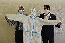 小松総合商事からの寄付（防護服）を受け取る市長の写真