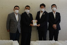東和銀行桐生支店からの寄付を受け取る市長の写真