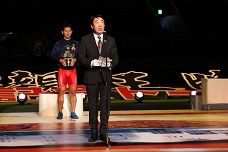 寛仁親王牌・世界選手権トーナメント閉会式で挨拶する市長の写真