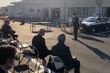 南橘地区防犯パトロール車出発式典で挨拶する市長の写真