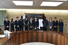 JICA理事長・南スーダン選手団・市長が並んでいる写真