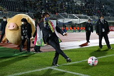 ザスパクサツ群馬の試合前挨拶でサッカーボールを蹴る市長の写真