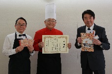 寄附されたころとんCDをもっている寄附者の須長さんと市長の写真