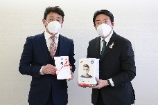 アタエジャパンから寄附されたマスクを受け取る市長の写真