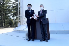 敷島浄水場の新配水塔の前に立つ市長の写真