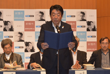 第26回萩原朔太郎賞受賞作の発表をしている市長の写真です。市長の後ろには審査員が4名座っています。