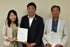 赤城の恵認証書交付式で、認証書を交付された会社の代表者2名と市長が立っている写真です。