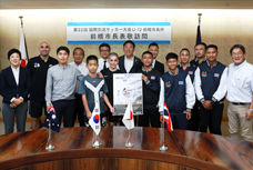 国際交流サッカー大会U-12前橋大会に出場する海外チームが市長を表敬訪問した写真です。大韓民国、オーストラリア、タイの3チームから選手が2名ずつ参加しました。