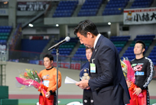 第27回寛仁親王牌・世界選手権記念トーナメント表彰式で、市長が挨拶している写真です。市長の横には、花束を持った競輪選手が立っています。