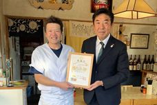 受動喫煙防止に取り組む飲食店へ、市長が感謝状を贈呈している写真です。